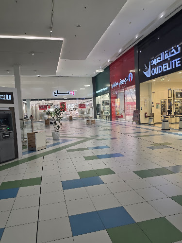 West Avenue Mall — مركز تسوق